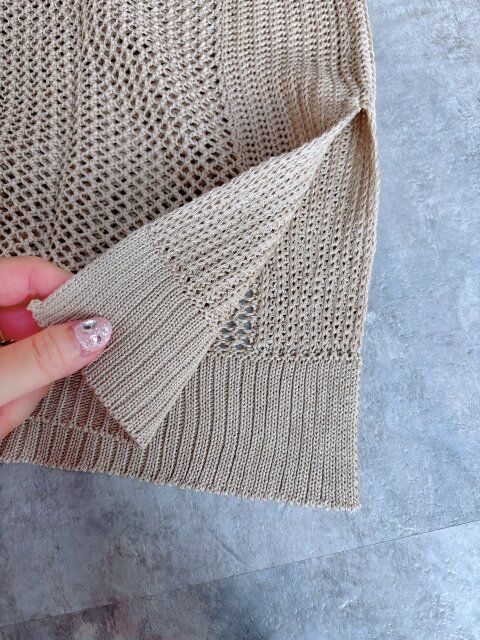 サイドにはスリット入り