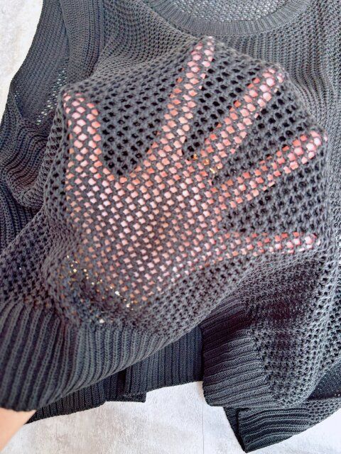 ニットですがメッシュのようになっている