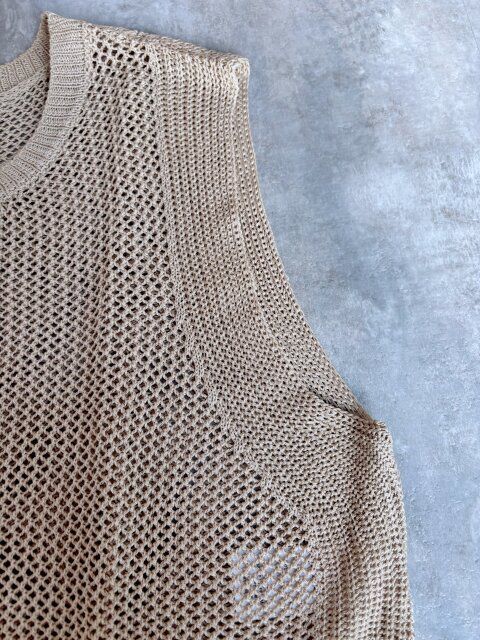 アームホールは広め