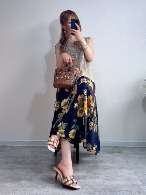 ベージュ×花柄スカートで華やかフェミニン