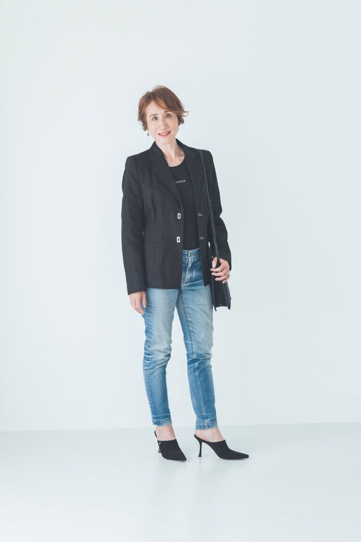 ジャケット×細身デニムの王道コーディネートが定番