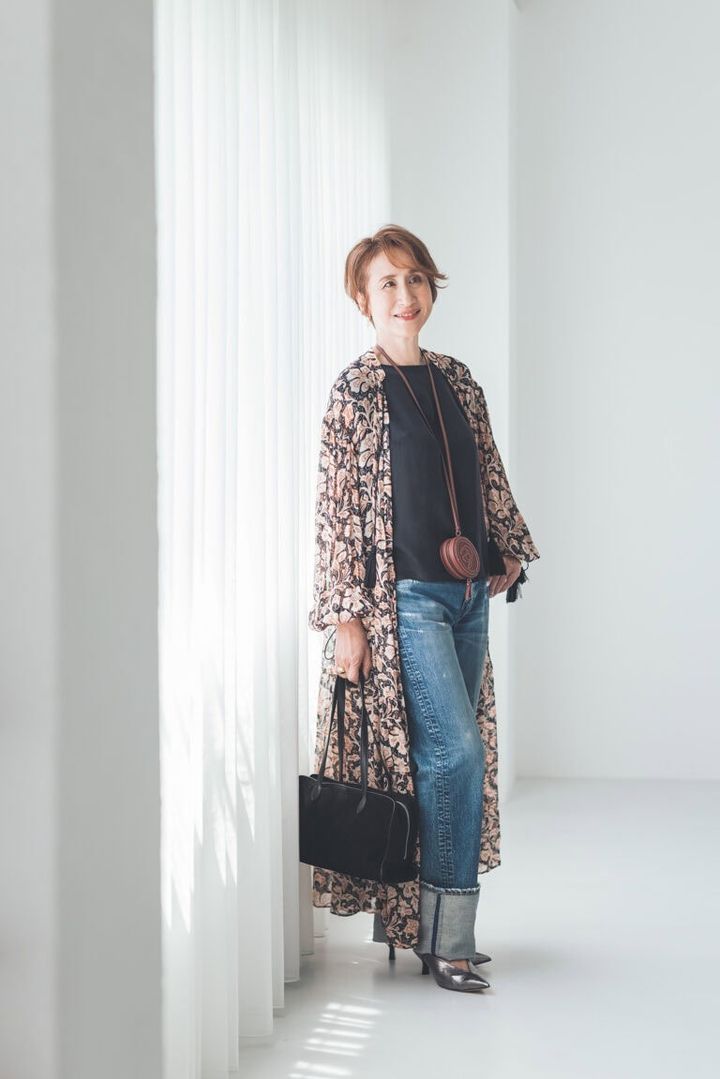 デニムパンツ¥37,400／アッパーハイツ、ブラウス¥17,600／ハウント（ともにゲストリスト）、ロングシャツ※キャミソールワンピースつき¥32,000／バナナ・リパブリック、バッグ¥37,500／トゥティエ、コインポケットバッグ¥11,550／アーカイブエプク、ミュール¥33,000／銀座かねまつ（銀座かねまつ6丁目本店）、ピアス¥11,000／ワンエーアールバイウノアエレ（ウノアエレ ジャパン）、リング¥8,470／ピルグリム（ズットホリック）