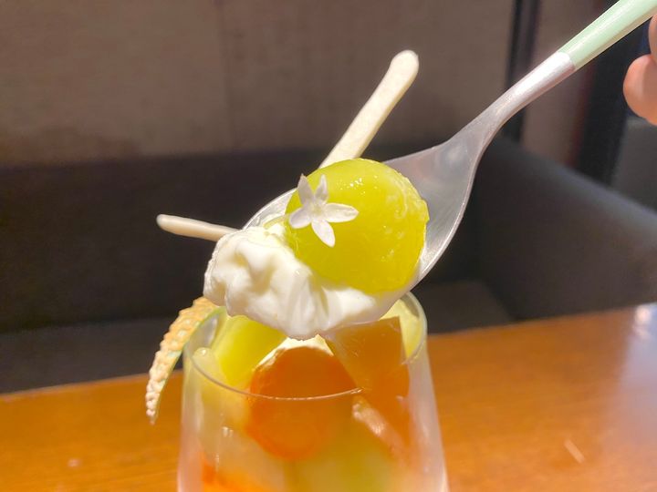 「BURDIGALA MARUNOUCHI The Lounge」白のパフェ3