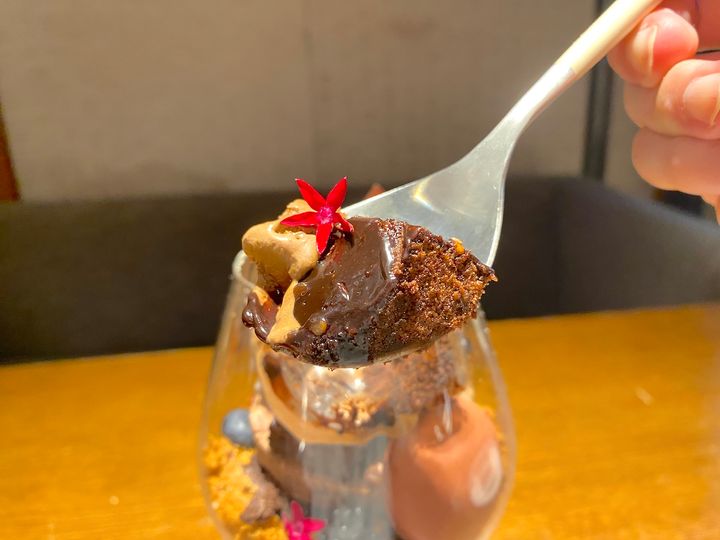 「BURDIGALA MARUNOUCHI The Lounge」黒のパフェ3