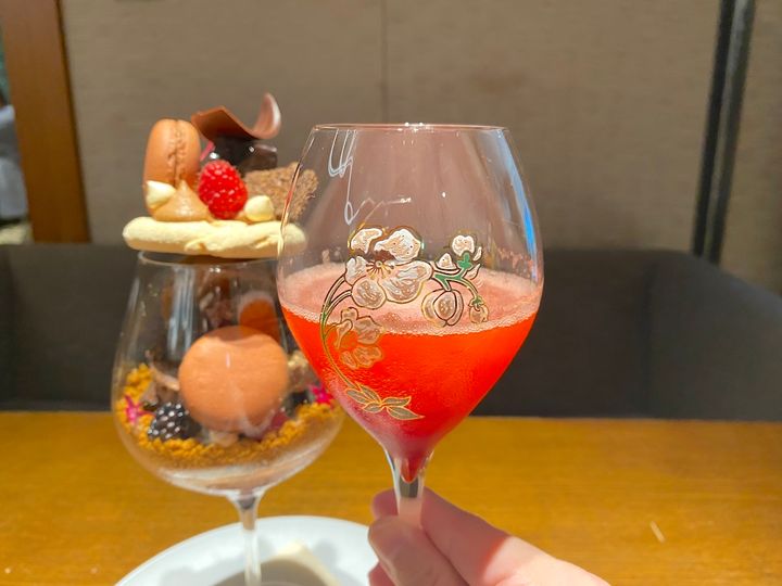 「BURDIGALA MARUNOUCHI The Lounge」黒のパフェ2
