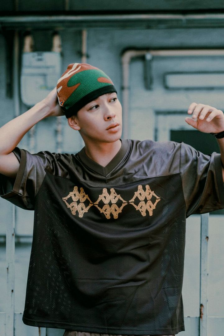 本コラボレーションでは、KAPPAの持つスポーツテイストと、KOMOREBIのストリートカルチャーが⾒事に融合したデザインのジャージを展開 。ダンスパフォーマンス時のシルエットの美しさにもこだわった⼀着となっている。