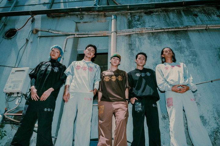 Z世代に絶⼤な⼈気を誇るオルタナティブ・ヒップホップユニットKOMOREBIとイタリアのスポーツブランドKAPPA（カッパ）がコラボレーション！ ZOZOTOWN 限定ジャージの発売＆購⼊者限定のスペシャルイベントを原宿で開催する。