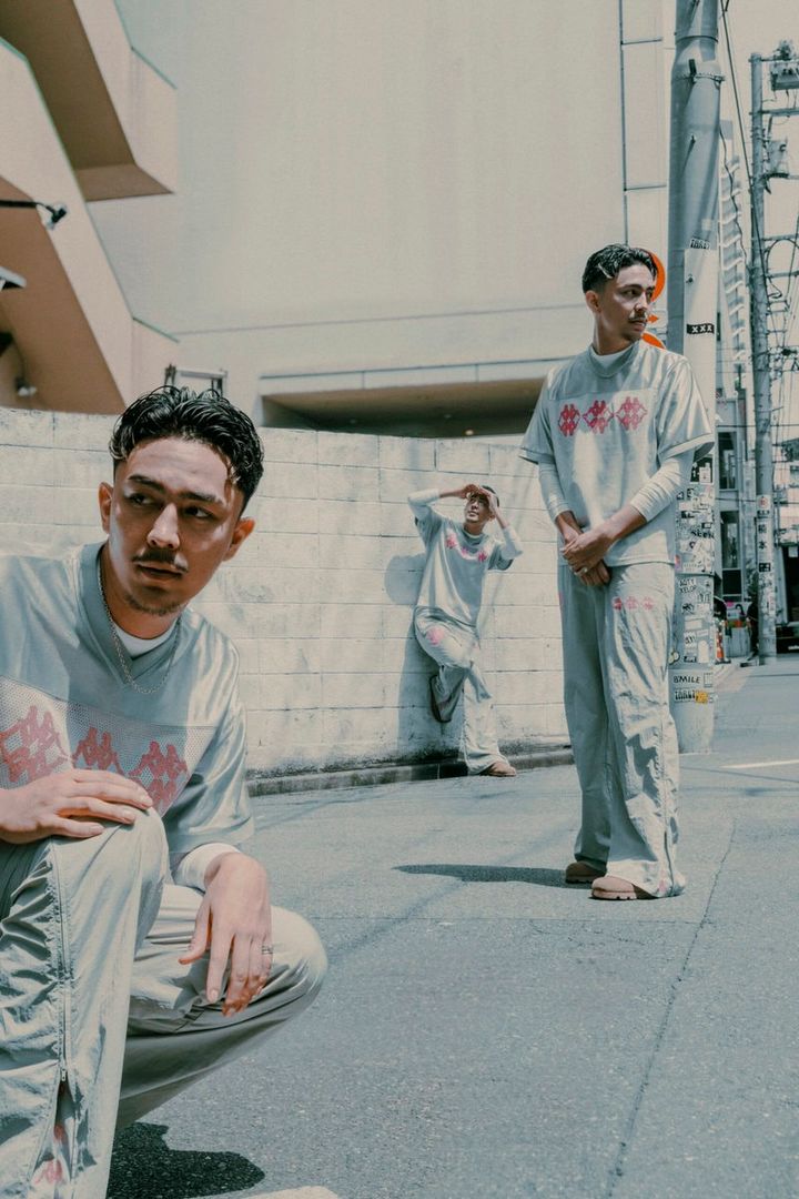 SAM、MAXI、YUTA、MATHEUS、DJ OTA の5⼈からなるオルタナティブ・ヒップホップユニット「KOMOREBI」。2024 年にリリースした「Giri Giri」が SNS で話題となり、「Z世代トレンド⼤賞」「TikTok トレンド⼤賞」を受賞するなど、Z 世代を中⼼に絶⼤な⽀持を集めている。