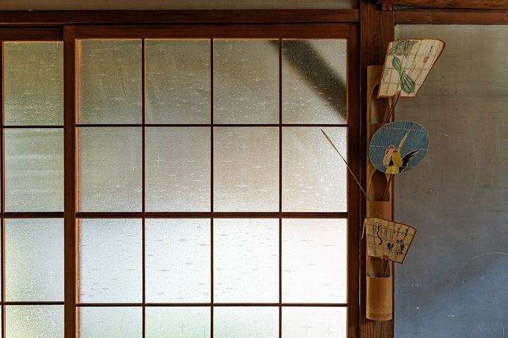 窓に差し込む光