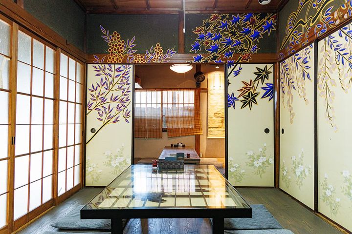 イラストレーターによるアートが壁一面に描かれたスペース