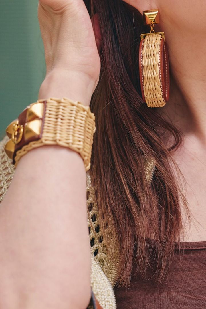 バングルとピアスは「エルメス」