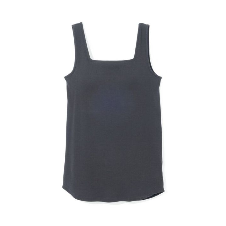 スクエアデザインでデコルテがきれい。ピーナツ型パッドでズレ知らず。カップ付きタンクトップ4990円（アンフィーロ／オンワード樫山）