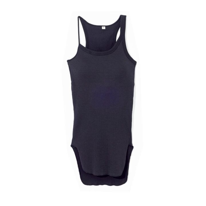 エッジを加えるモードな非対称デザイン。ラウンド裾も◎。オーガニックコットンアシンメトリーブラタンクトップ1万7600円（ハクジ／ショールームリンクス）