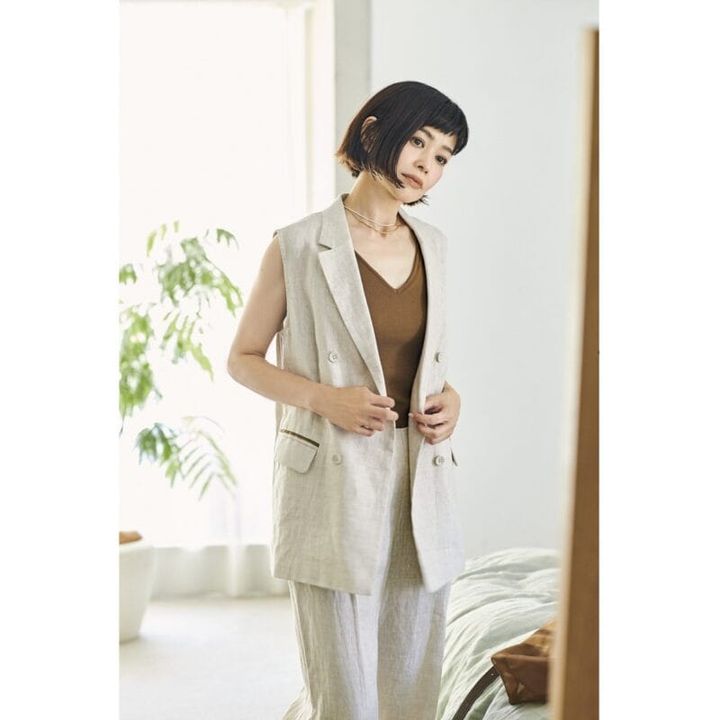トレンド感のあるこっくりとしたブラウンカラーのキャミソールは、ネップ感のある表情豊かなリネンのセットアップのナチュラルな風合いに呼応する。ショートレングスのネックレスを重ね付けすれば、重心が上がってさらに軽やか。ジレ1万7600円、パンツ1万5400円（ともにデッサン／ワールド プレスインフォメーション） パールネックレス4万700円、チェーンネックレス4万9500円（ともにマリハ）
