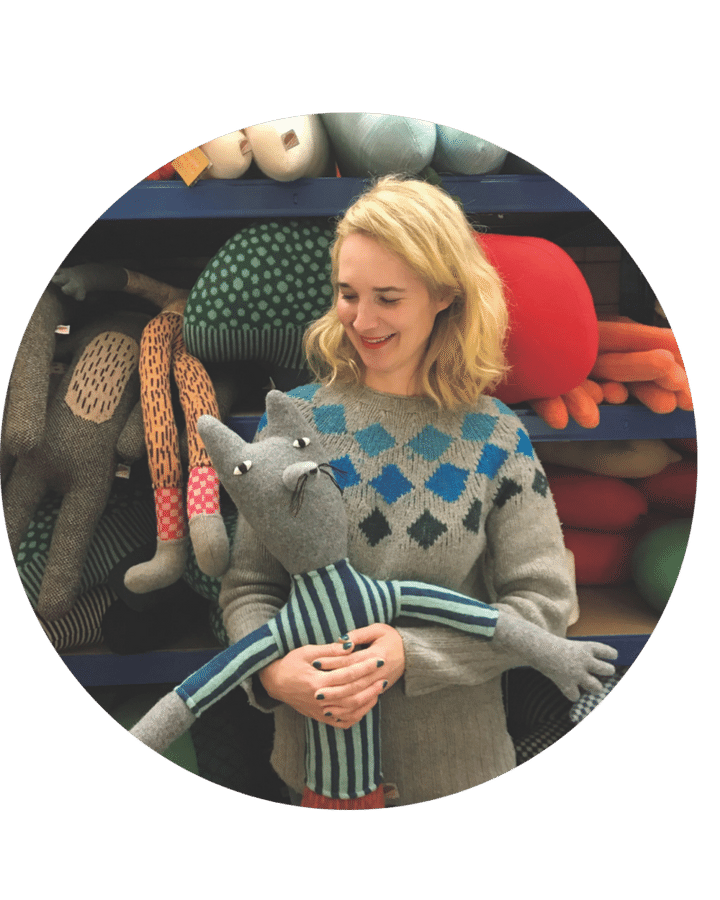 〈ドナ・ウィルソン〉スコットランドに生まれ、ロンドンを拠点に活動。2003年以来、名前と性格までイメージしたクリーチャー（オリジナルドール）や温かみのあるニットウェア、ユニークで機能的なホームアクセサリーを製作している。