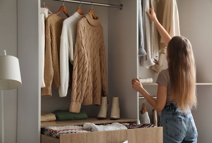 冬服を整理する女性