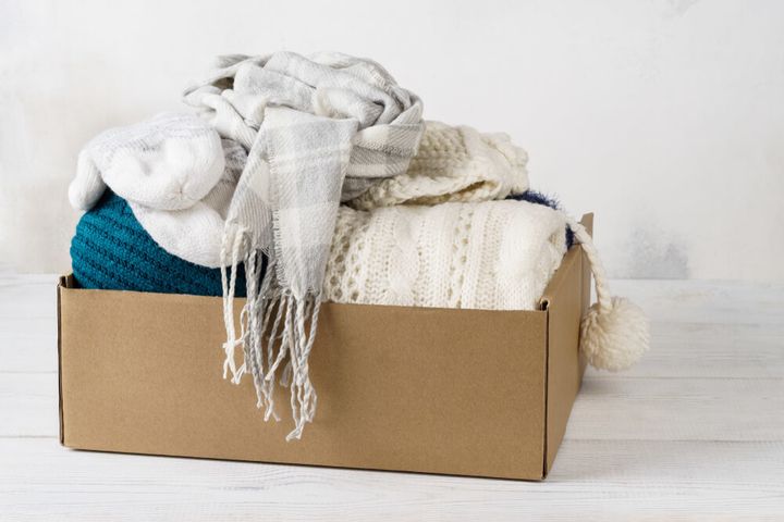 冬の衣料品が入ったダンボール