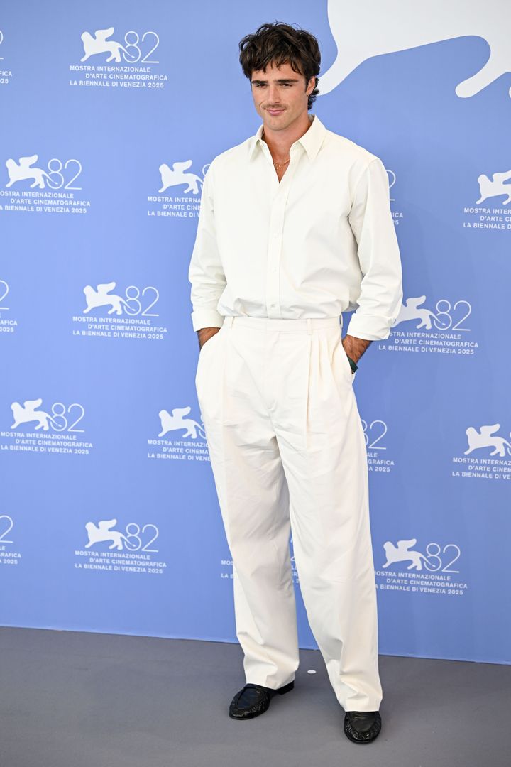 ボッテガ・ヴェネタのオールホワイトルックで、記者会見に参加したジェイコブ・エロルディ。