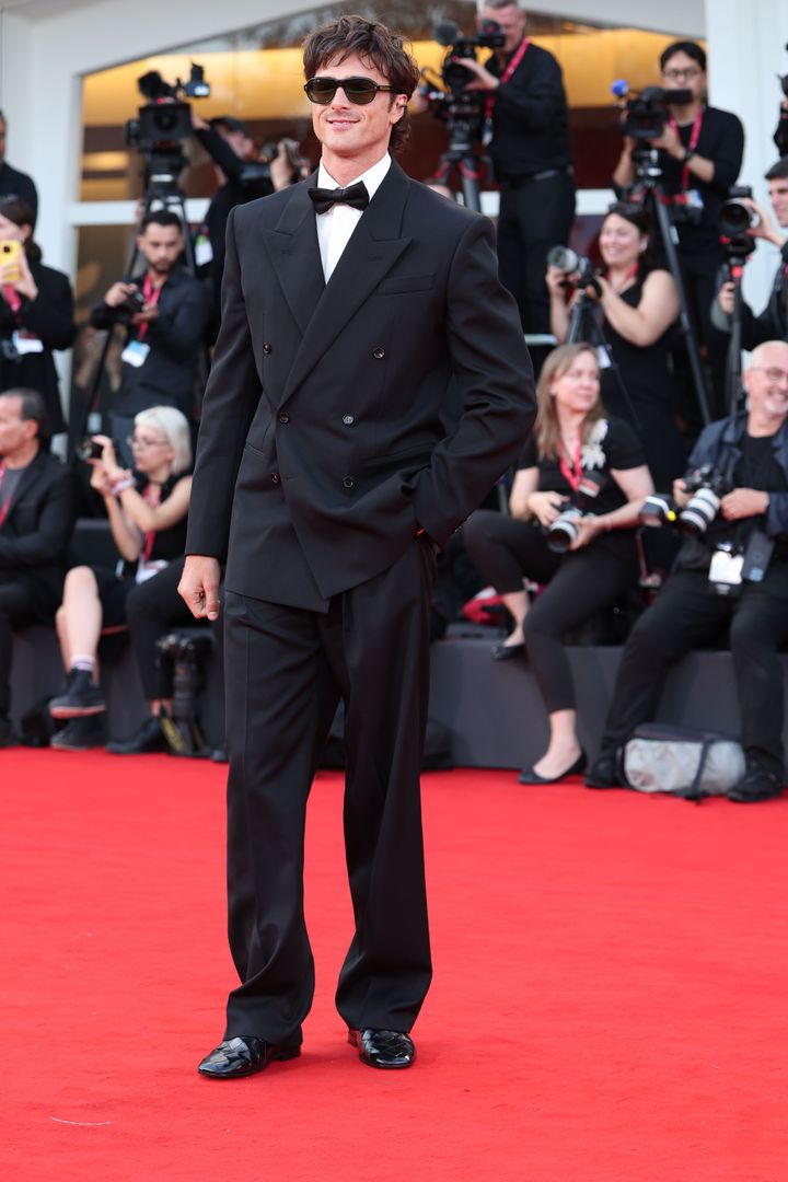 『フランケンシュタイン』のプレミアでのジェイコブ・エロルディ。着用しているのはボッテガ・ヴェネタのタキシード。