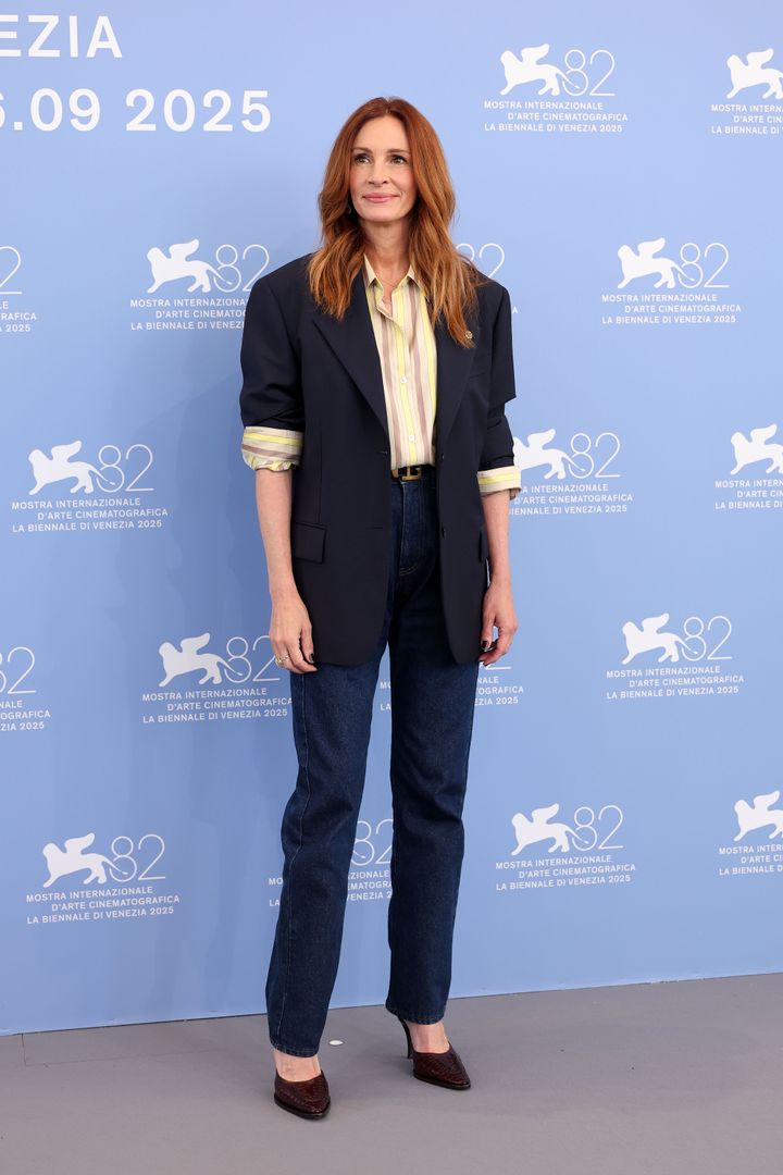 ダリオ・ヴィターレによる初のヴェルサーチェのルックを披露したジュリア・ロバーツ。