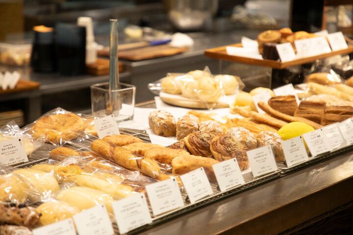 石臼自家製粉の風味豊かなパンが食べ放題♪ 「ポワン エ リーニュ神田スクエア店」の満足ランチセット