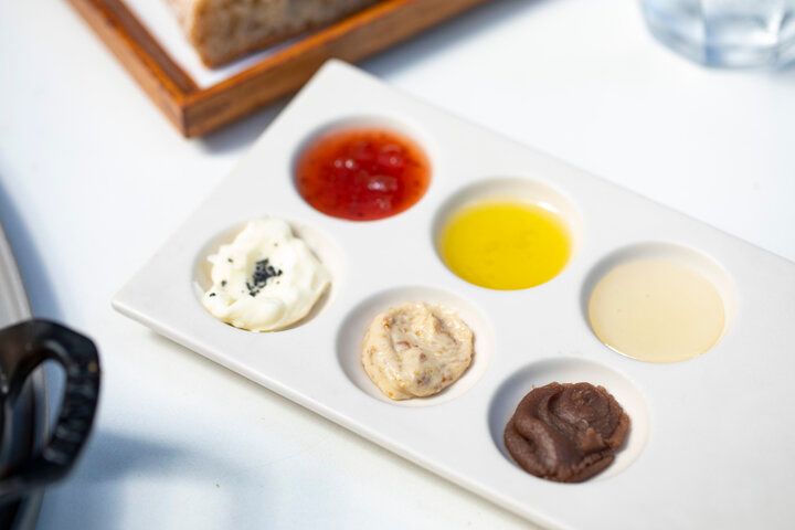 石臼自家製粉の風味豊かなパンが食べ放題♪ 「ポワン エ リーニュ神田スクエア店」の満足ランチセット