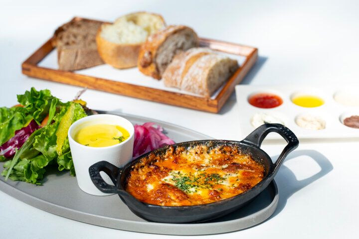 石臼自家製粉の風味豊かなパンが食べ放題♪ 「ポワン エ リーニュ神田スクエア店」の満足ランチセット