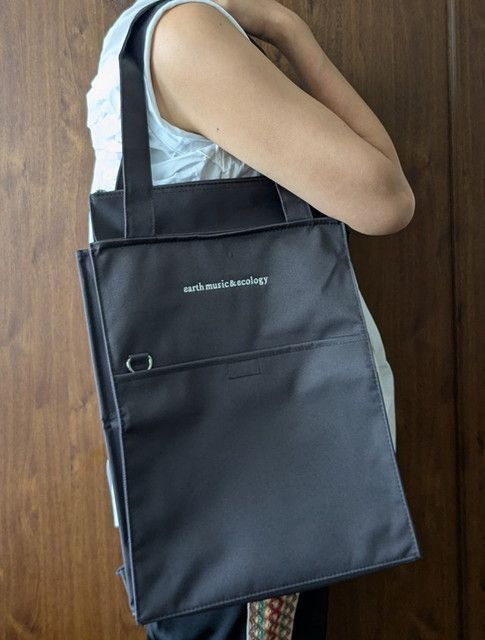 earthmusicイベントトートバッグ持ったところ