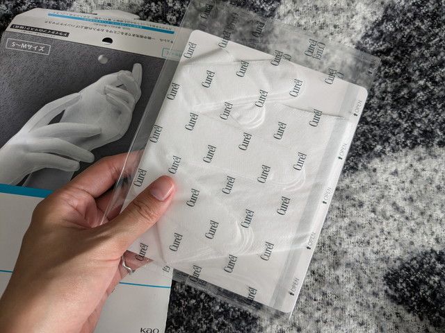 キュレル ハンドケアマスク 装着写真