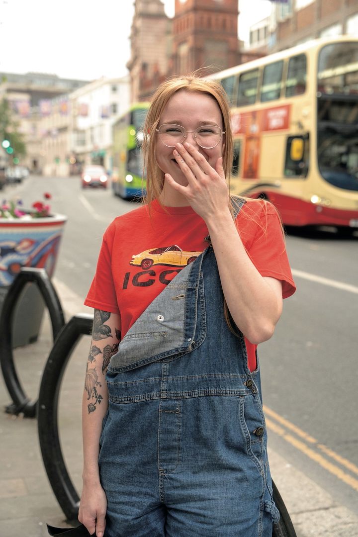 お気に入りのTシャツはあえてデザインを見せるのが◎！オーバーオールのボーイズライクコーデ