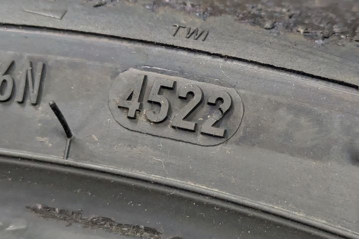 何年の何週目に製造されたか側面に刻印