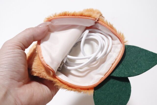 ダイソーのフルーツシェル型ポーチは口が大きく開いて出し入れしやすい