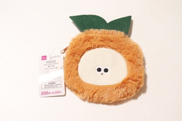 ダイソーのフルーツシェル型ポーチ