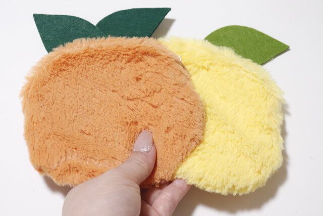 ダイソーのフルーツシェル型ポーチはふわふわ質感で手触りが良い