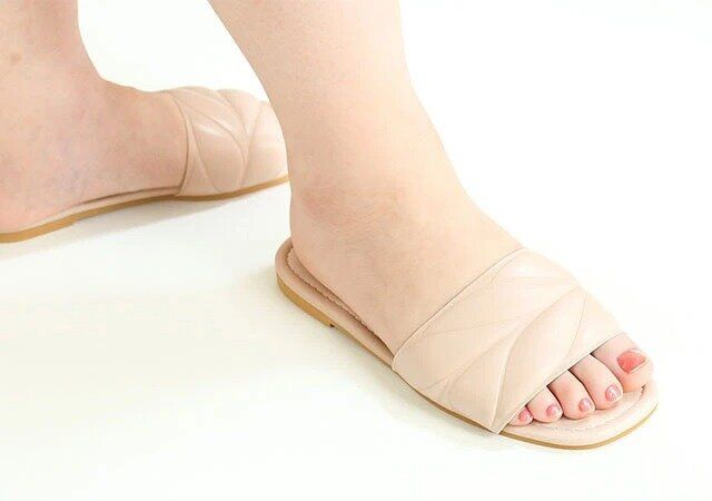 ダイソー サンダル（合皮・フラット・リーフ）