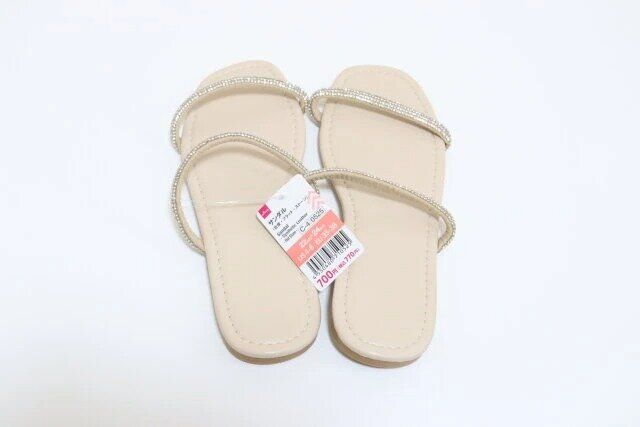 ダイソー サンダル（合皮・フラット・ストーン） 商品タグ