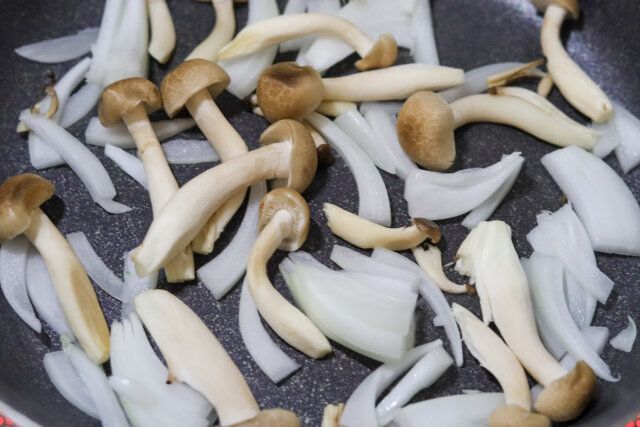 フライパンにオリーブオイルを熱し、たまねぎ、しめじを炒める。
