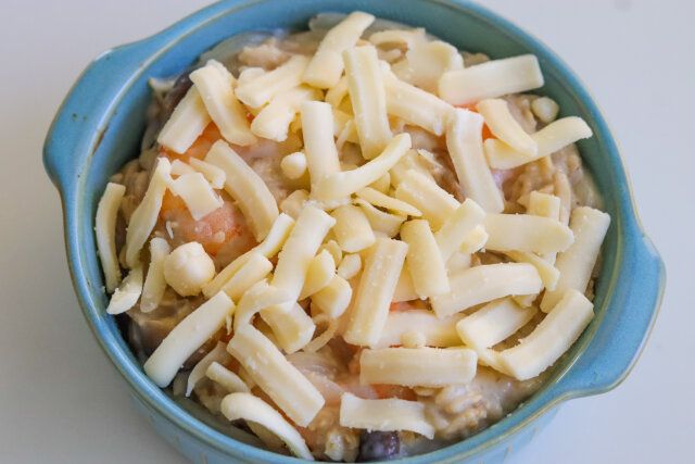 耐熱容器に入れ、ピザ用チーズをかけてトースターで焼く。