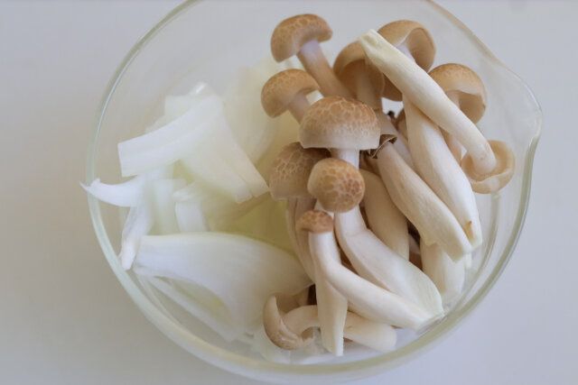 たまねぎはうす切りにし、しめじは石突きを落としてほぐす。