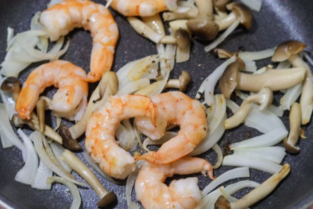 たまねぎがしんなりしたら、むきえびを加えて炒める。