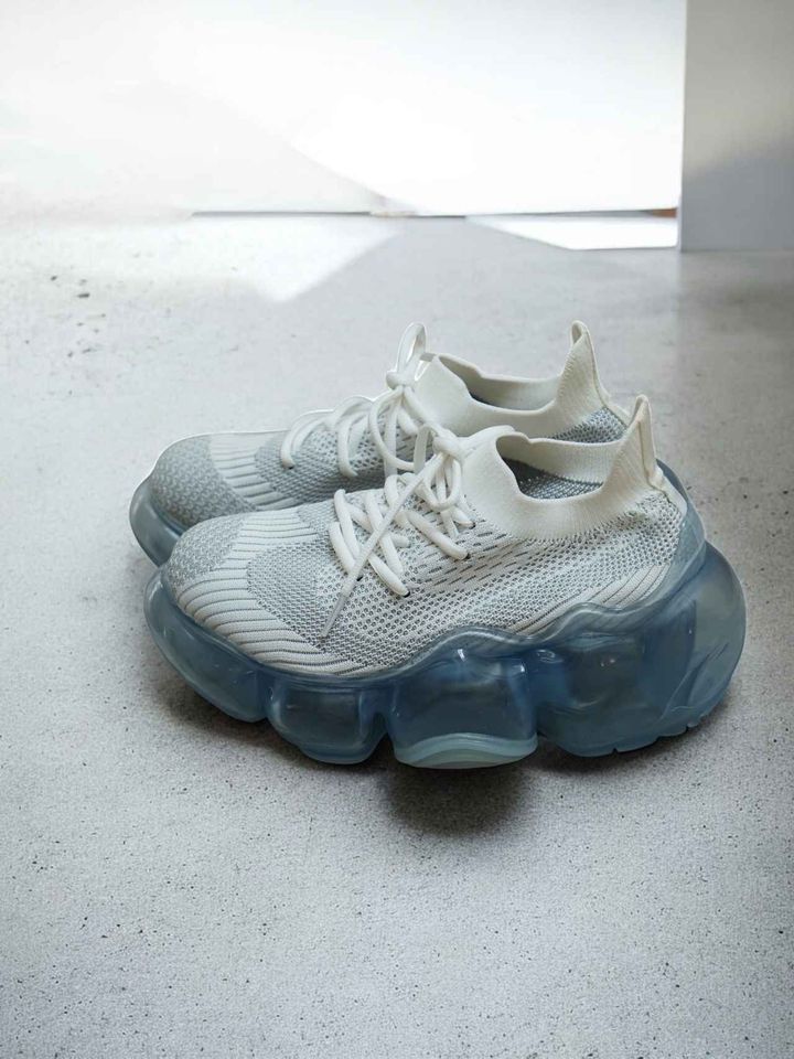 画像: 直感で惹かれた、光をまとう厚底スニーカー