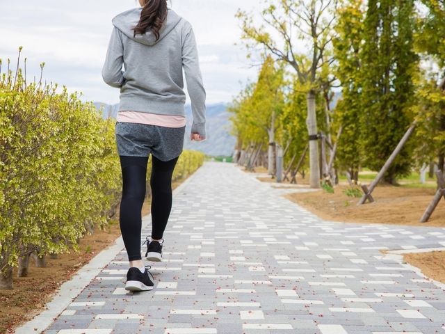 ウォーキングする女性