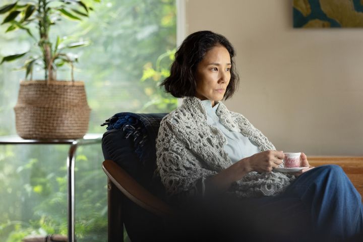 英国で暮らす悦子（吉田羊）は長崎時代を振り返る。『遠い山なみの光』より