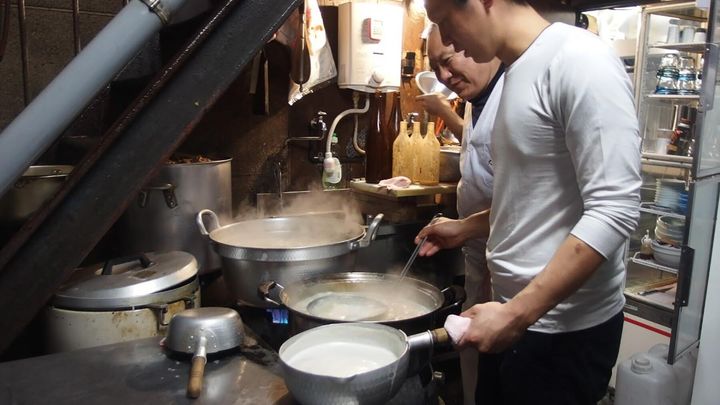 木原さんに煮込みの仕込みを教えるマコさん