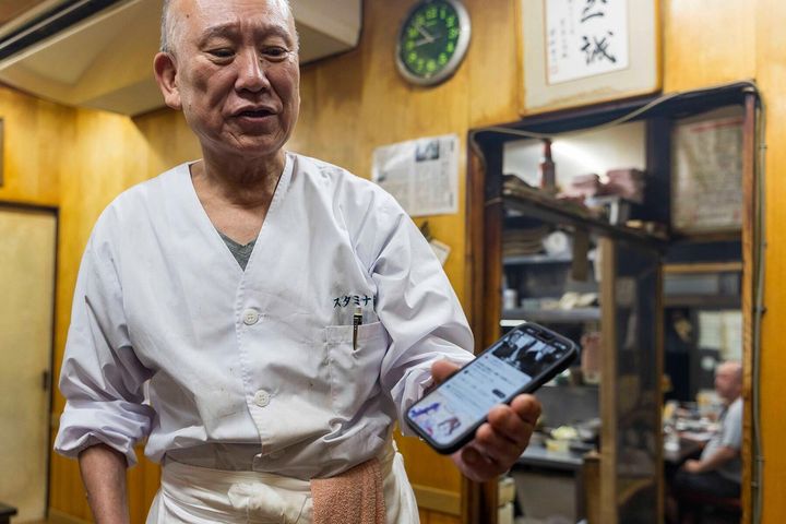 スマホを持つマコさん