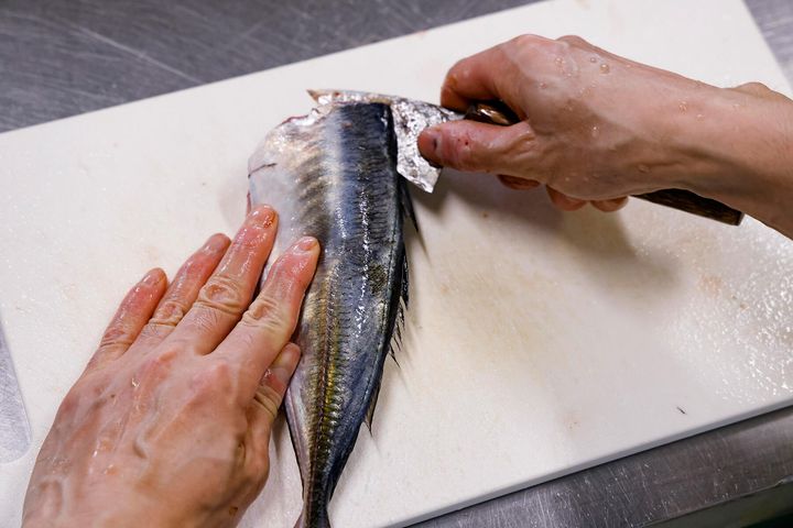 背側に包丁を入れる