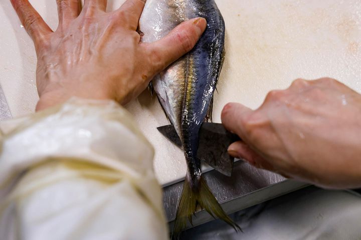 背側に包丁を入れる