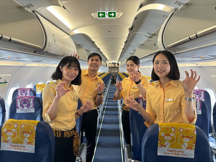 POINT2 フレンドリーで優しいクルーが空の旅をサポート