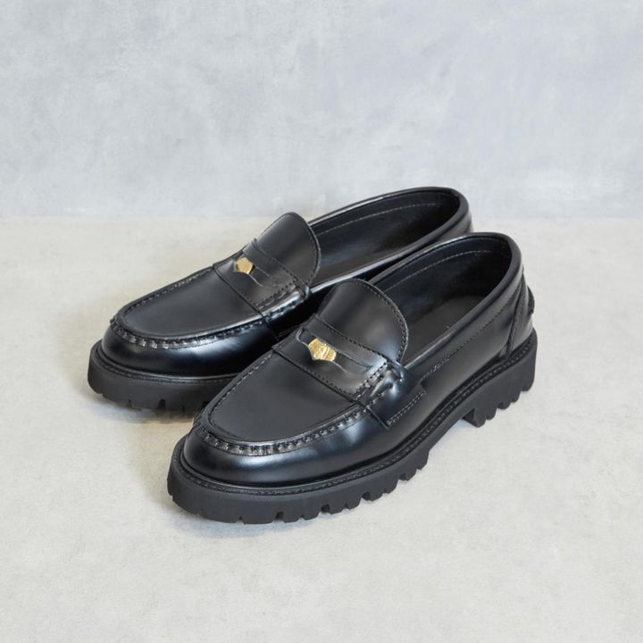 画像: 秋口でも涼しげに着られるシアーニットを活用したマリンコーデ