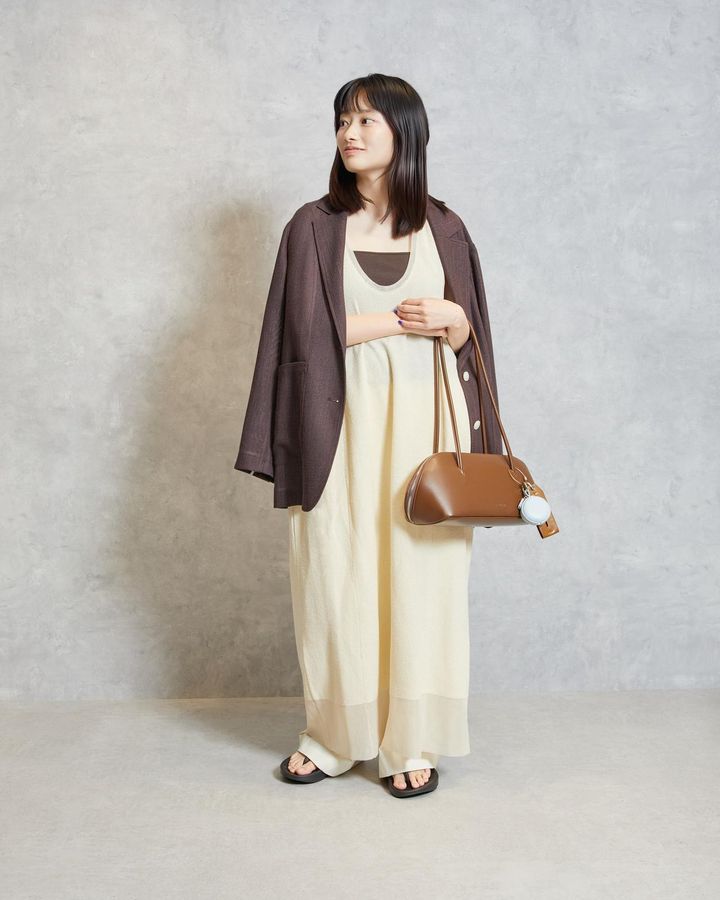 画像: ワンピース￥15,950・カップ付きインナー￥3,520・肩にかけたジャケット￥19,800・パンツ￥12,650・”FIGRE”のボストンバッグ￥19,800・バッグに付けたチャーム￥6,600・”Siya earrings”のピアス￥19,140（全てNANO universe ）